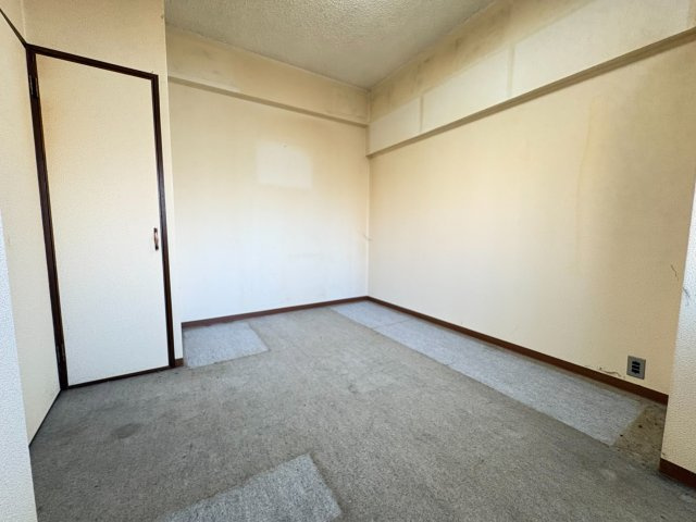 【商談中】サンハイム長岡京　の洋室|玄関横に配置されたお部屋で、在宅ワークや趣味のお部屋としても活用いただけます。