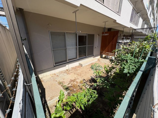 【商談中】サンハイム長岡京　の庭|お庭に面したテラスは、洗濯物干しスペースとしても活用いただけます！