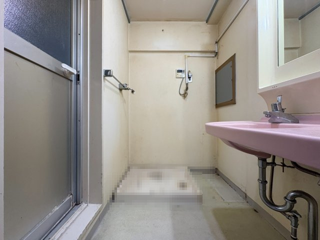 【商談中】サンハイム長岡京　の独立洗面台|洗面室内に洗濯機置き場スペースがございます。