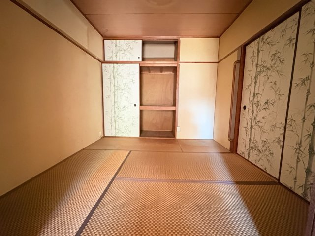 【商談中】サンハイム長岡京　の和室|和室（約4.5帖）
押入を備えており、寝具や季節用品もすっきり収納できます！