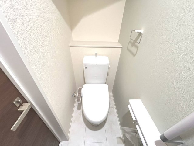 リーブルガーデン　一宮市小信中島第5　全2区画分譲の独立洗面台|洗面化粧台 幅 750mm、軽く割れにくい洗面ボールと場所をとらないコンパクト設計の本体キャビネットです。
ミラー扉の内側は全て収納スペースです。リフトアップシャワーを採用し両手が自由に使えます