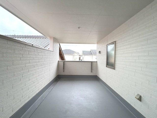リーブルガーデン　一宮市小信中島第5　全2区画分譲の玄関|大容量のシューズ収納付きで玄関周りもすっきり！玄関ドアからの光が玄関ホールを明るくしてくれます。