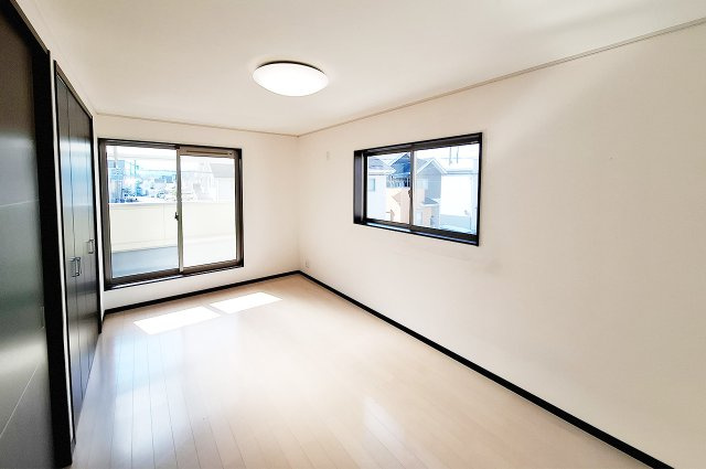 堺市南区逆瀬川の寝室|洋室1：バルコニーへの出入りが可能なお部屋です。
