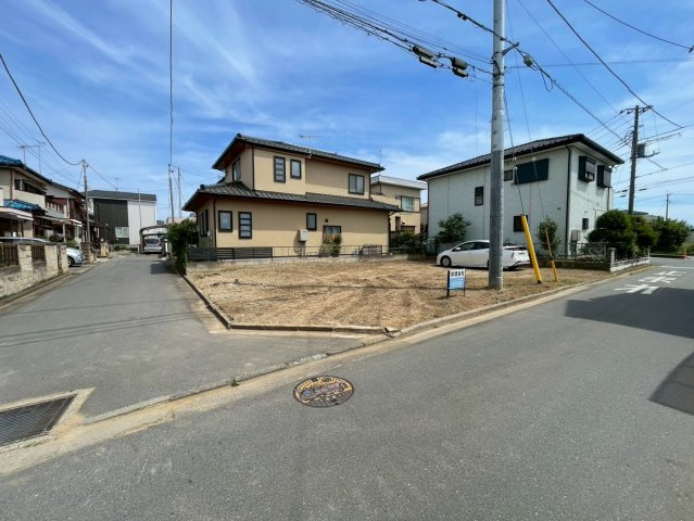 -三丁目不動産-　深谷市上野台　角地更地渡しの前面道路含む現地写真