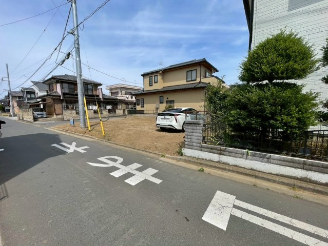 -三丁目不動産-　深谷市上野台　角地更地渡しの前面道路含む現地写真