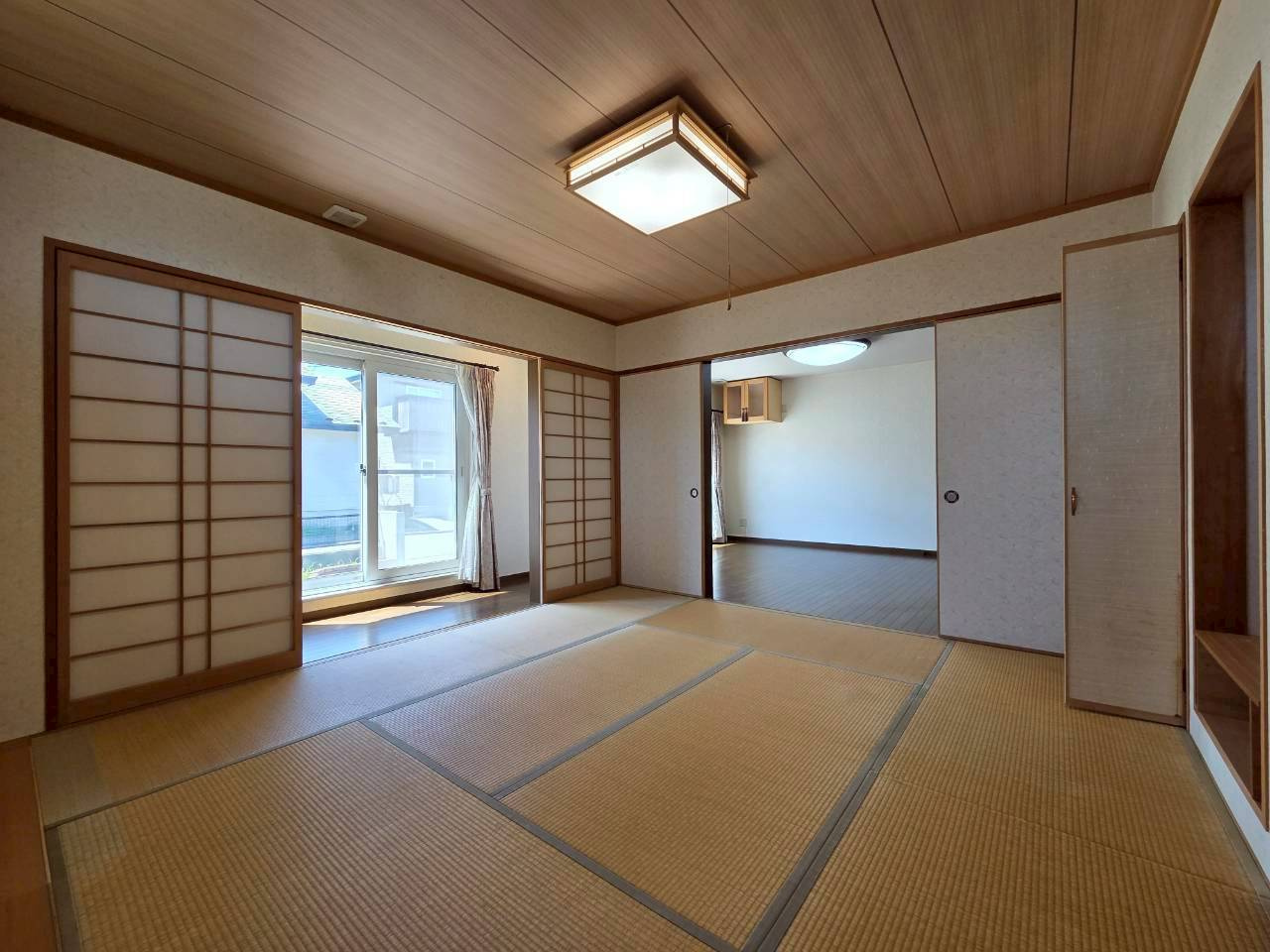 文苑4丁目【二世帯型】中古住宅の和室|1階8帖和室