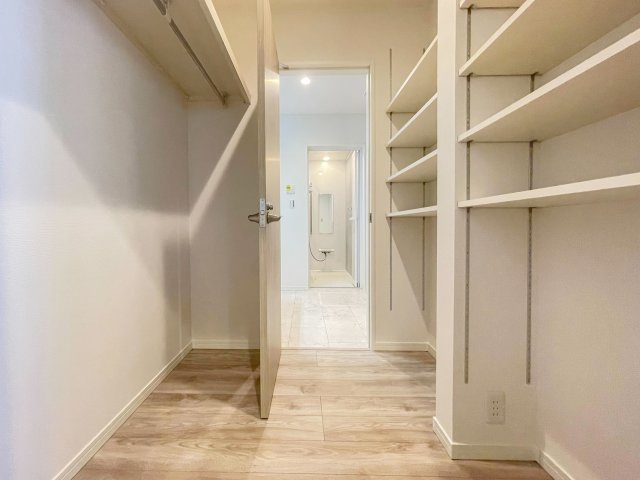 【完成予想図】 | トラストステージ　新座市馬場2丁目6期　全4区画 | 【弊社施工例/FCL】
ご家族のお荷物や季節ものの衣類はファミリークロークへまとめて収納！
可動棚付きで収納がしやすく便利です！