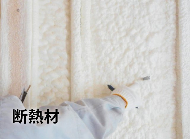 【その他】 | トラストステージ　新座市馬場2丁目6期　全4区画 | 【硬質ウレタンフォーム断熱材】
水の力で発砲する硬質ウレタンフォーム断熱材。現場で吹き付けるため、細かい部分にも隙間なく充填します。