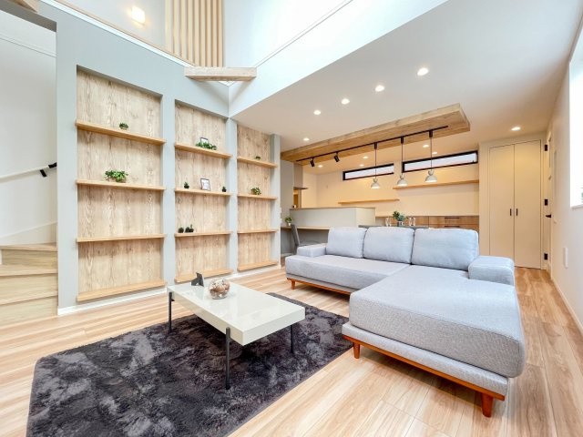 【完成予想図】 | トラストステージ　新座市馬場2丁目6期　全4区画 | 【弊社施工例/リビング】
専属の設計士と1から間取りをつくる自由設計。それぞれのご家族の暮らしにぴったりな快適な住まいをご提案します。※画像にはオプション商品も含まれております。