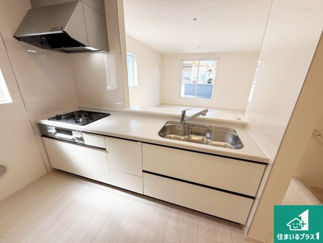 藤井寺市大井　新築一戸建てのキッチン|リビングと統一感があり、使い勝手のいいキッチン。広々としているので、二人並んで作業が出来ちゃいます。お子様と一緒に色々なお料理に挑戦できるスペースがあります。