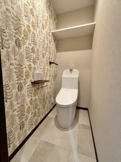 【トイレ】 | レクセルマンション亀有 | 収納棚付きで日用品もすっきり！清潔感のある快適なトイレ空間。