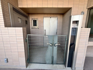 【玄関】 | レクセルマンション亀有 | プライバシーを高め、一戸建て感覚を味わえる玄関ポーチ。ベビーカーや置き配スペースにも重宝します。