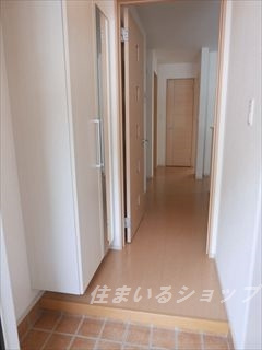 フォレスト　光　Ⅱの玄関|ミラー付き大型シューズボックス
