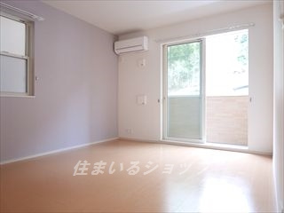フォレスト　光　Ⅱの居間・リビング|エアコン付き