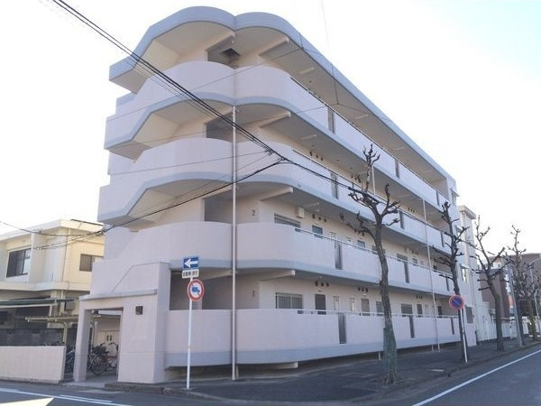 ファミール八代の外観