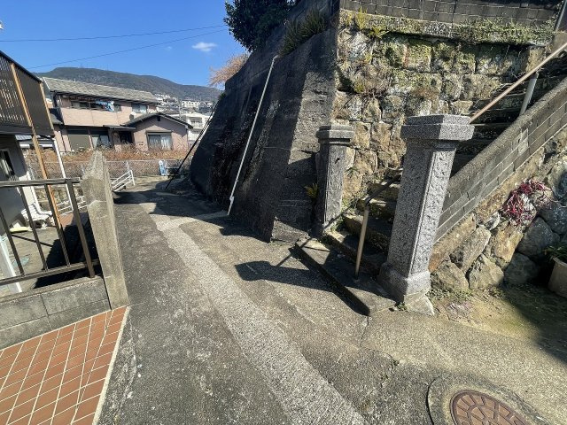 若葉町一戸建の前面道路含む現地写真