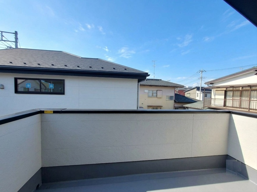 【LIGARE】宇都宮市石井町 7期 全2棟のバルコニー|〇スカイバルコニー〇
主寝室から繋がる一部屋根の付いたワイドバルコニー♪南面に面したバルコニーはもちろん日当たり良好♪現地にてご体感くださいませ！
※2026年7月撮影