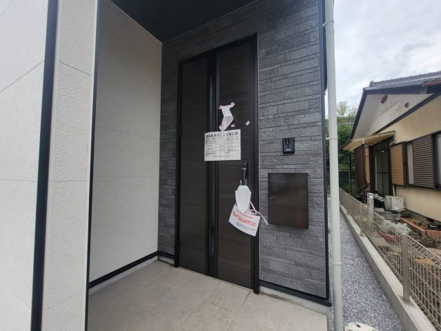 【LIGARE】宇都宮市石井町 7期 全2棟の玄関|〇1号棟　玄関アプローチ〇
飽きのこないシックなデザインの玄関ドア。屋根があるので雨の日でも濡れにくい設計です♪
TVモニター付きインターホンも標準装備でお子様のお留守番も安心♪
※2026年7月撮影