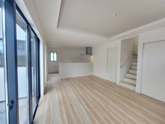 【LIGARE】宇都宮市石井町 7期 全2棟の居間・リビング|〇1号棟LDK17帖〇
ご家族の毎日の団欒の時間を過ごすリビングは、大きな窓から太陽の光が入りこみ風通しも良好です。リビング階段が親子のコミュニケーションを自然と深めてくれます。
※2026年7月撮影
