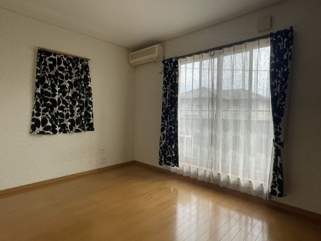 春日町　戸建の洋室