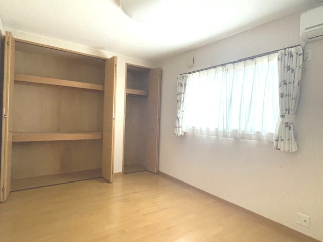 春日町　戸建の洋室