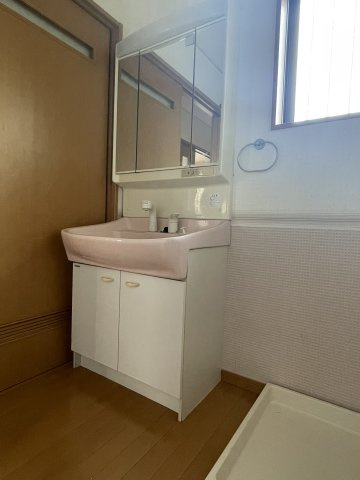 春日町　戸建の独立洗面台