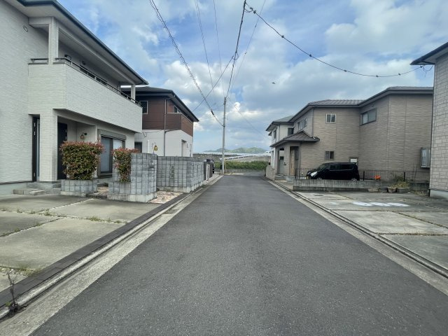 春日町　戸建の前面道路含む現地写真