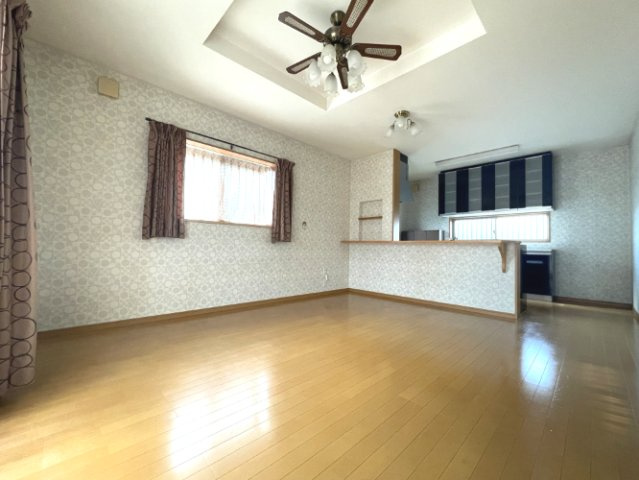 春日町　戸建の居間・リビング