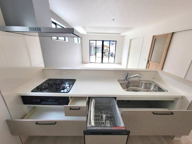 【LIGARE】宇都宮市石井町 7期 全2棟のキッチン|〇2号棟〇
節水で環境にも優しい食器洗乾燥機付！頑固な汚れもスッキリ落とせて、手洗いより清潔です。
※2026年8月撮影