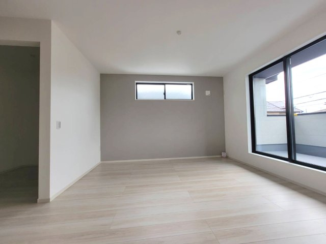 【LIGARE】宇都宮市石井町 7期 全2棟|〇2号棟・2階12帖洋室〇
明るい陽射しが差し込む主寝室。
大容量のクローゼットを備えているので、夫婦の荷物もスッキリ収納可能♪
バルコニー直結で開放感◎
※2026年8月撮影