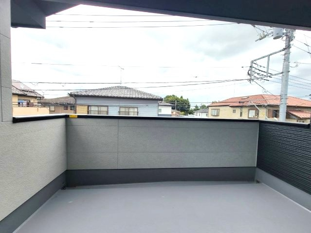 【LIGARE】宇都宮市石井町 7期 全2棟のバルコニー|〇2号棟〇
天候に左右されにくいインナーバルコニーは、洗濯物干しはもちろん、趣味の空間としても大活躍♪
暮らしにゆとりを添えてくれる癒し空間です。
※2026年8月撮影