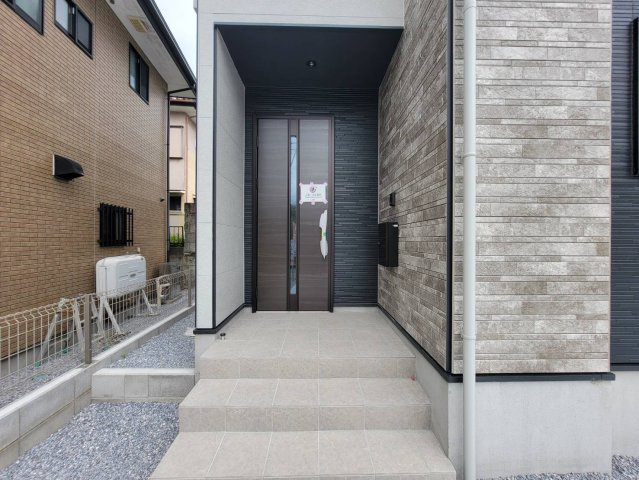 【LIGARE】宇都宮市石井町 7期 全2棟の玄関|〇2号棟〇
TVモニター付インターホンで来客を事前確認でき、郵便受けはダイヤルロック式。
高い防犯性とプライバシーを両立した安心の玄関です！
※2026年8月撮影