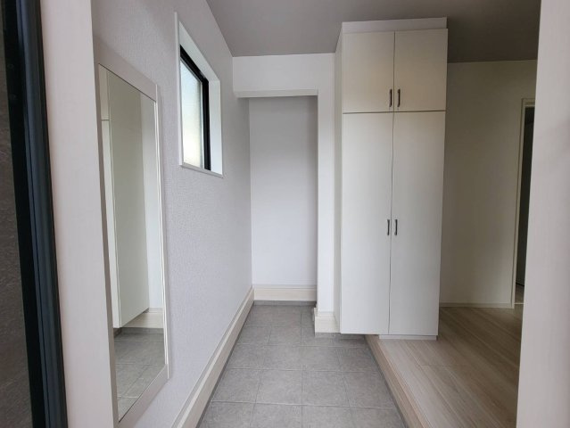 【LIGARE】宇都宮市石井町 7期 全2棟の玄関|〇2号棟〇
玄関横の大容量シューズインクローゼット！靴だけでなく傘・ベビーカー・アウトドア用品などもまとめて収納できて大変便利です♪
※2026年8月撮影