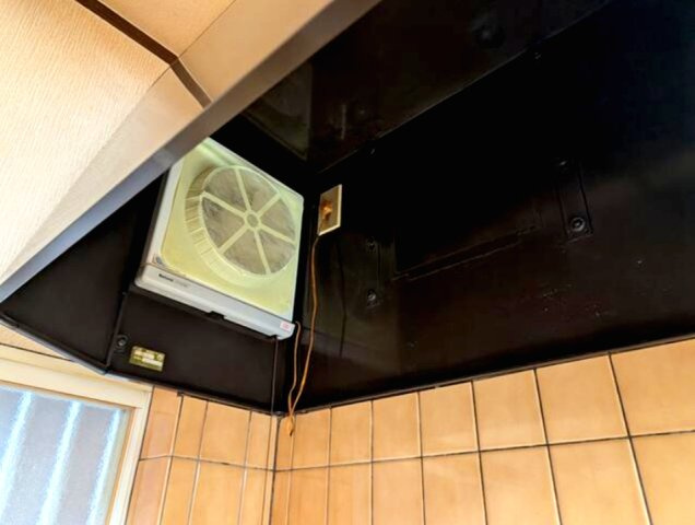 高取山町1丁目のキッチン|キッチン横には、ゴミ置きや換気にも便利な出入り口があります
