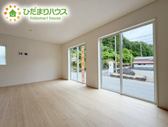 いわき市平谷川瀬第2　新築戸建　3号棟の居間・リビング|南に面した大きな窓から差し込む光で日中は電気いらず♪