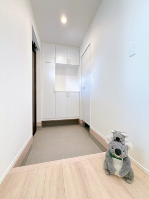 【玄関】 | 玉村町南玉　新築住宅 | 家の第一印象を決める玄関は、明るく清潔感のある空間に仕上がっています。来客を気持ちよく迎え入れられる、心地よい玄関です。