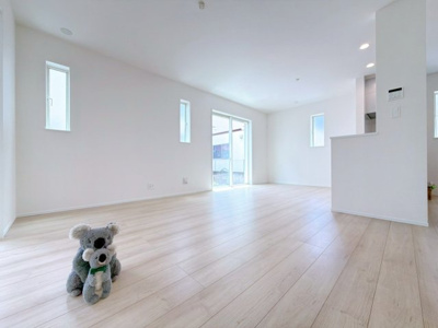 【居間・リビング】 | 玉村町南玉　新築住宅 | 窓から差し込む陽光がリビングでくつろぐ家族を暖かく包み込みます。光溢れる空間で子育てする喜び。生活の中心となるLDKで贅沢な時間を家族とお過ごしください。