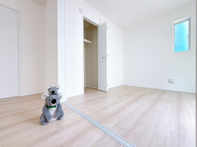 【洋室】 | 玉村町南玉　新築住宅 | リビングに隣接する洋室はキッチンから見守れるキッズスペースとしても使用可能です♪