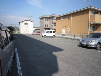 【駐車場】 | 川口東マンション | 駐車場に車を止められます