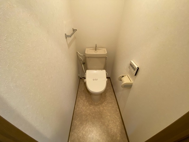 温水洗浄便座付きのトイレです♪