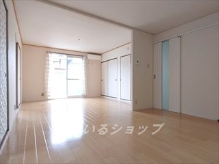 サンブランシェ　B棟の居間・リビング|ゆったり１６帖のＬＤＫ（クッションフロアです）