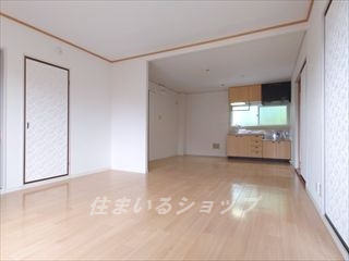 サンブランシェ　B棟の居間・リビング|ゆったり１６帖のＬＤＫ（クッションフロアです）