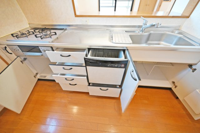 西宮市段上町6丁目中古戸建｜3SLDK＋駐車1台可のキッチン|広いワークトップはお料理の盛り付けに便利、又食洗器付きなので、食後の面倒な片付けも楽々です。