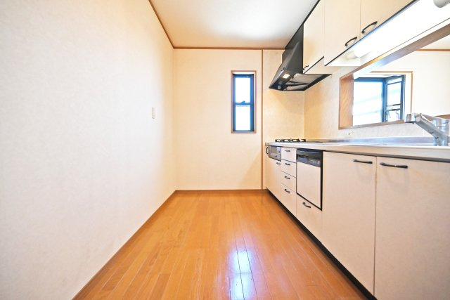 西宮市段上町6丁目中古戸建｜3SLDK＋駐車1台可のキッチン|広々としたキッチンスペースは、背面に食器棚や冷蔵庫を配置しても余裕の広さです。お料理中でも複数人がすれ違えるほどです。