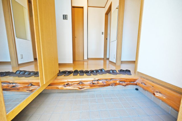 西宮市段上町6丁目中古戸建｜3SLDK＋駐車1台可の玄関|上り框に趣のある木材を使用しているのが目をひきます。玄関収納には大きな姿見もあるので、お出かけ前の身だしなみチェックもできますね。