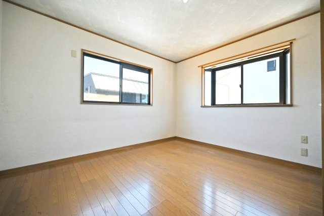 西宮市段上町6丁目中古戸建｜3SLDK＋駐車1台可の洋室|3階洋室（約8.0帖）
主寝室想定、2面採光の明るいお部屋です。