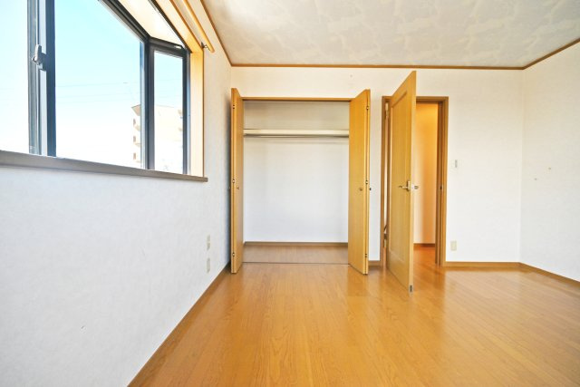 西宮市段上町6丁目中古戸建｜3SLDK＋駐車1台可の洋室|3階洋室（約8.0帖）
大きいサイズのクローゼットも完備されています。