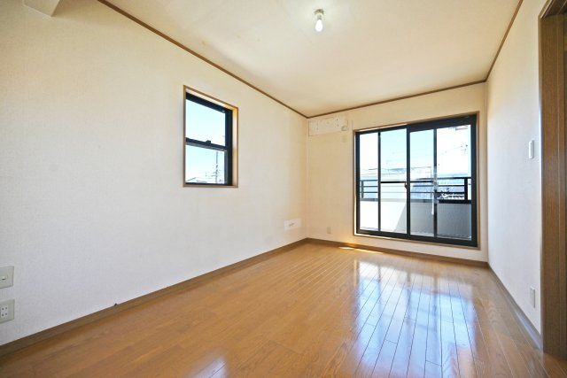 西宮市段上町6丁目中古戸建｜3SLDK＋駐車1台可の洋室|3階洋室（約7.5帖）
バルコニーに面した明るいお部屋です。
