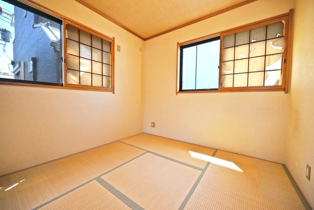 西宮市段上町6丁目中古戸建｜3SLDK＋駐車1台可の和室|2階和室（約4.5帖）
リビングに隣接しているので、家事の合間に休憩したり、お子様をお昼寝させたりもできます。