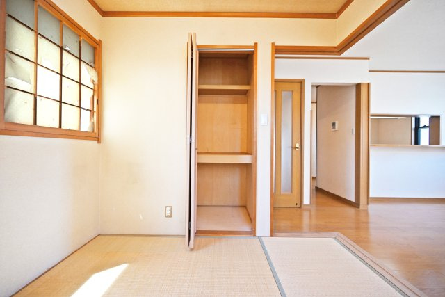 西宮市段上町6丁目中古戸建｜3SLDK＋駐車1台可の和室|2階和室（約4.5帖）
奥行きのある押し入れが設置されているので、お布団も収納できます。